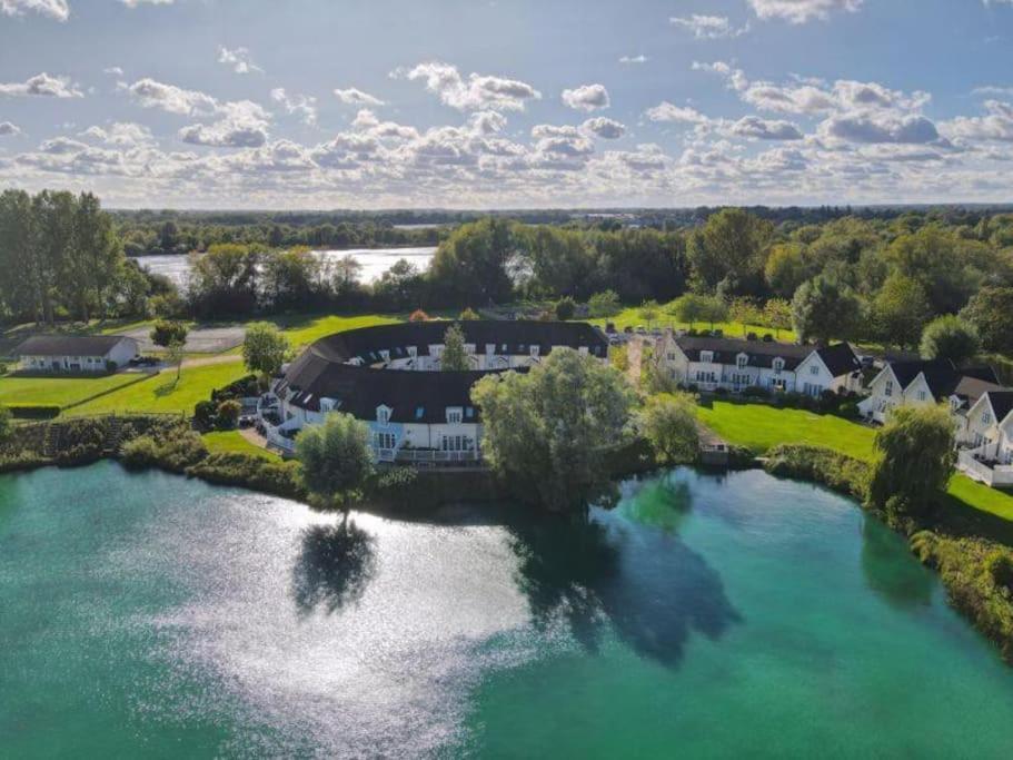 Charming Lake House Nature Retreat In Cotswold Water Park, South Cerney Near Сайренстер Экстерьер фото